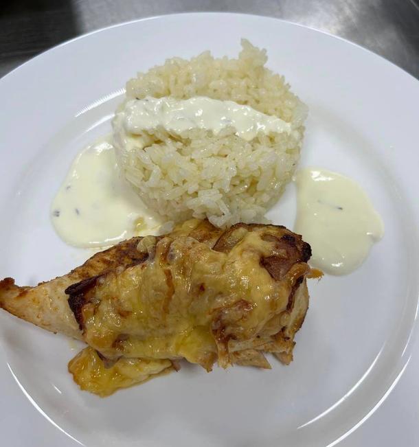 Куриная грудка «Кордон Блю» со сливочным соусом и томленым рисом