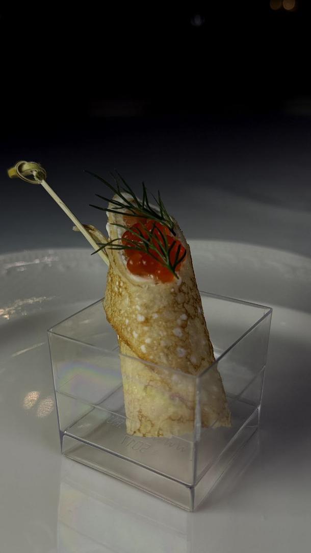 Канапе-рулет с семгой и красной икрой Канапе-рулет с семгой и красной икрой