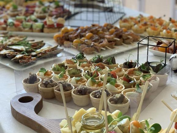 Фуршетный сет премиум с горячими закусками на 25 персон в Новосибирске