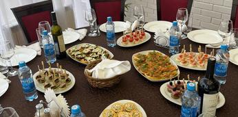 Фуршетное меню с горячими закусками и десертами на 15 персон